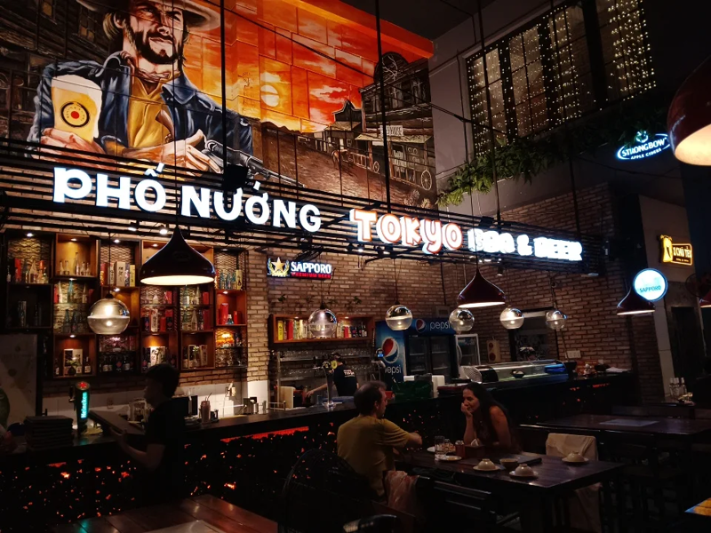 Kh&ocirc;ng gian qu&aacute;n Phố Nướng Tokyo